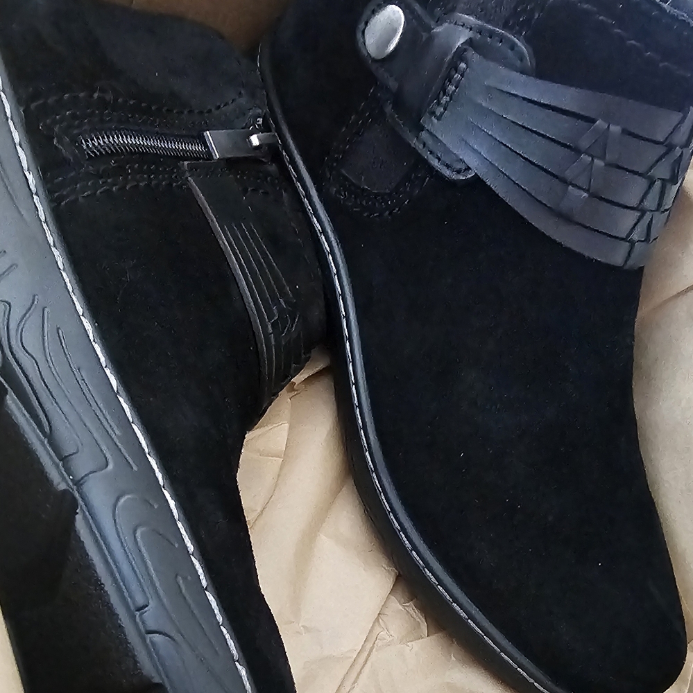 Earth black boots